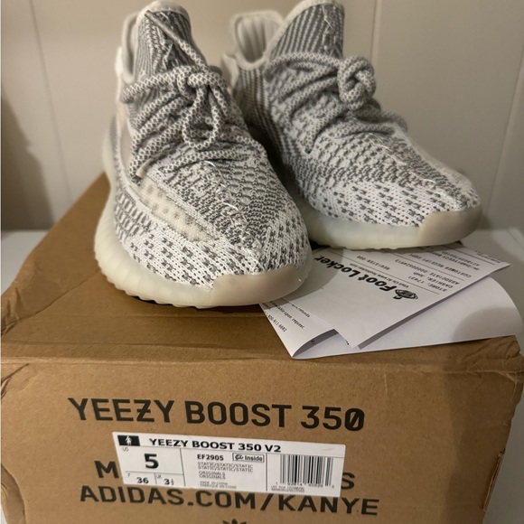 Women’s Yeezy white/grey brand new - Picture 1 of 5